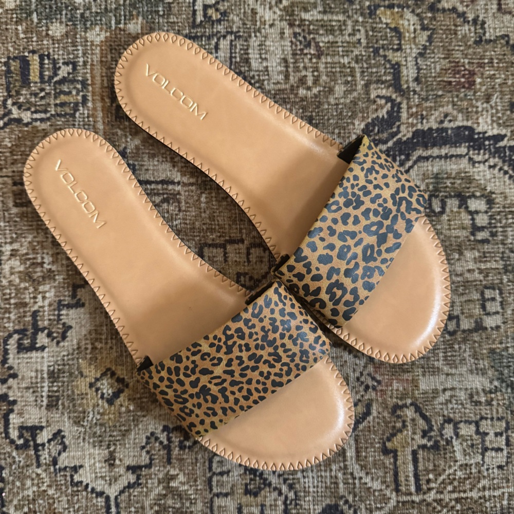 VOLCOM Cheetah Simple Slides Sz 11 NWOT